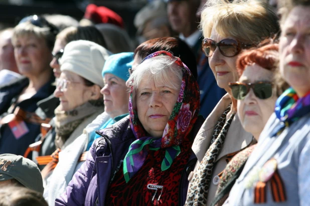 Шествие "Бессмертного полка" и войск Барнаульского гарнизона. 9 мая 2015 года.