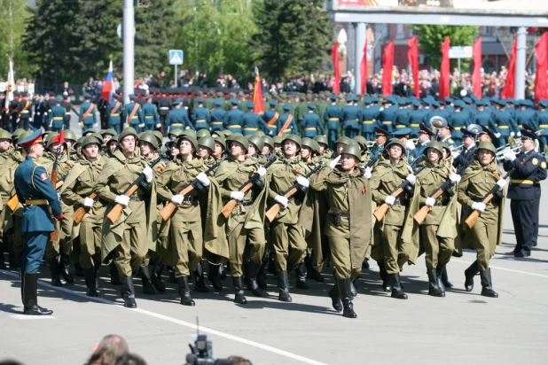 Шествие "Бессмертного полка" и войск Барнаульского гарнизона. 9 мая 2015 года.