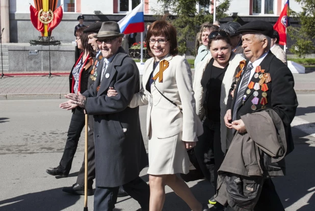 Шествие "Бессмертного полка" и войск Барнаульского гарнизона. 9 мая 2015 года.