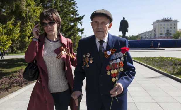 Шествие "Бессмертного полка" и войск Барнаульского гарнизона. 9 мая 2015 года.