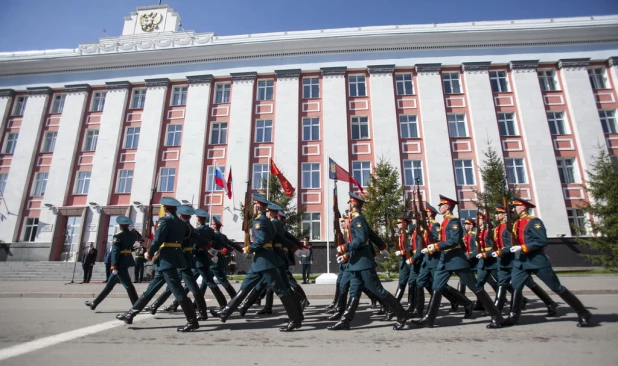 Шествие "Бессмертного полка" и войск Барнаульского гарнизона. 9 мая 2015 года.