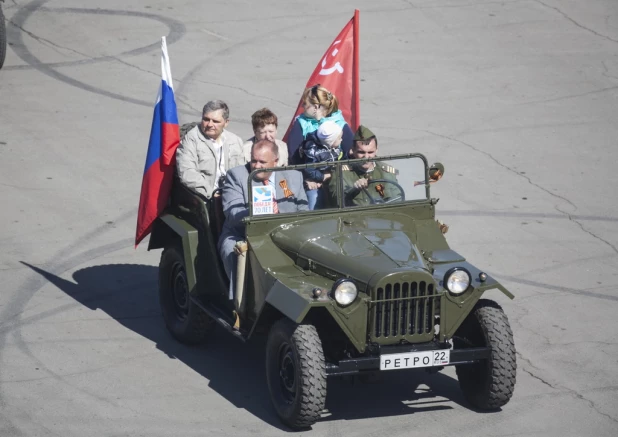 Шествие "Бессмертного полка" и войск Барнаульского гарнизона. 9 мая 2015 года.