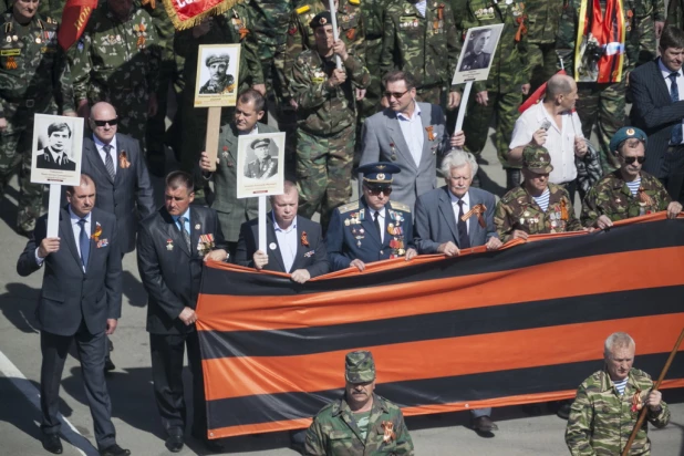 Шествие "Бессмертного полка" и войск Барнаульского гарнизона. 9 мая 2015 года.