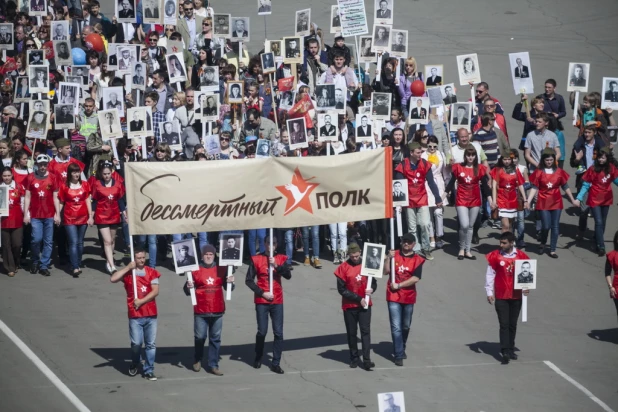 Шествие "Бессмертного полка" и войск Барнаульского гарнизона. 9 мая 2015 года.