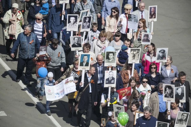 Шествие "Бессмертного полка" и войск Барнаульского гарнизона. 9 мая 2015 года.