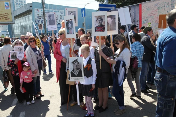 Десятки тысяч жителей Алтая расписались на "Стене памяти" 9 мая 2015 года.