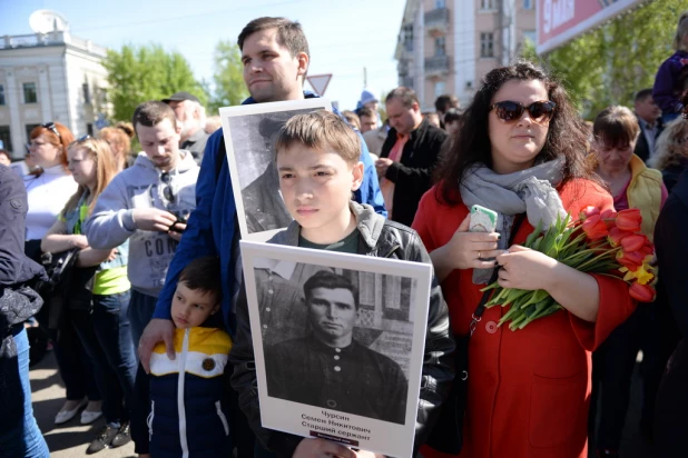 Шествие "Бессмертного полка" в Барнауле 9 мая 2015 года.