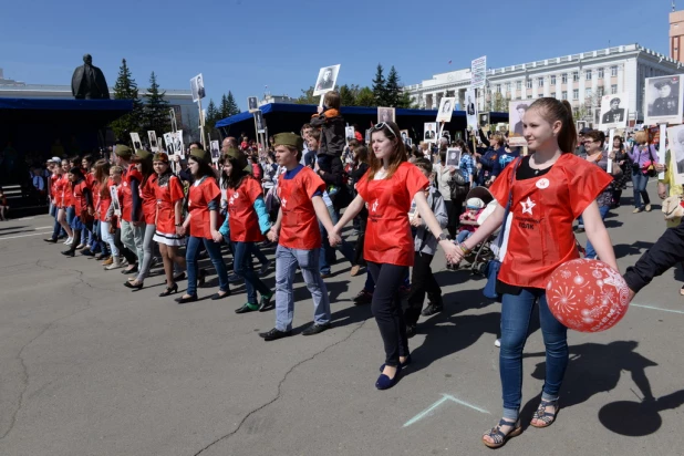 Шествие "Бессмертного полка" в Барнауле 9 мая 2015 года.