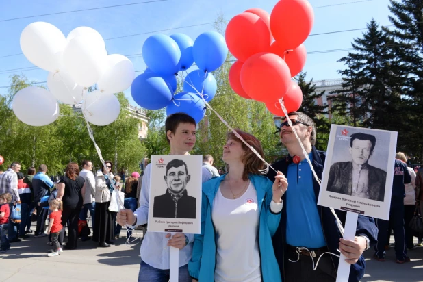 Шествие "Бессмертного полка" в Барнауле 9 мая 2015 года.