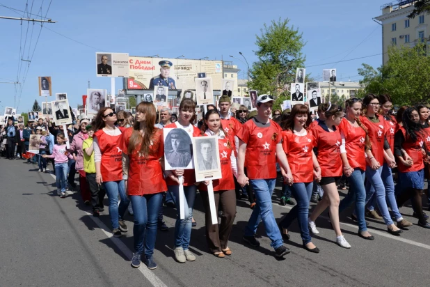 Шествие "Бессмертного полка" в Барнауле 9 мая 2015 года.