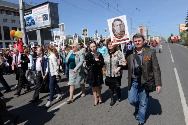 Шествие "Бессмертного полка" в Барнауле 9 мая 2015 года.