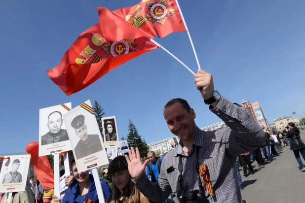 Шествие "Бессмертного полка" в Барнауле 9 мая 2015 года.