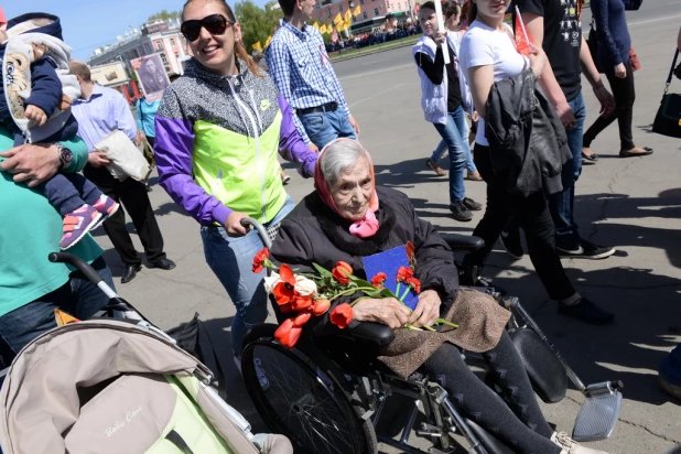 Шествие "Бессмертного полка" в Барнауле 9 мая 2015 года.