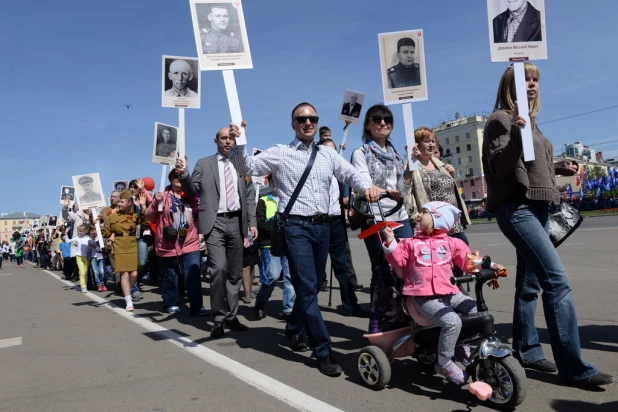 Шествие "Бессмертного полка" в Барнауле 9 мая 2015 года.