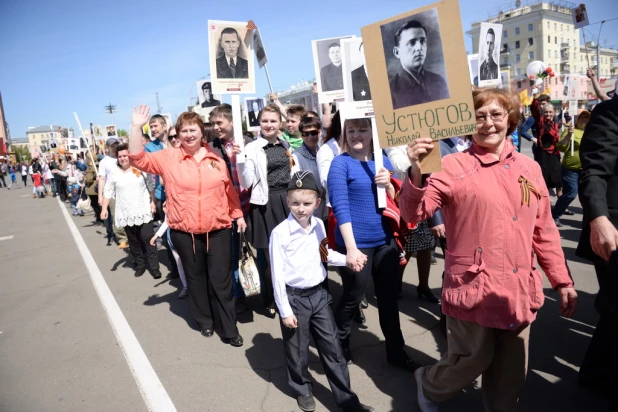 Шествие "Бессмертного полка" в Барнауле 9 мая 2015 года.