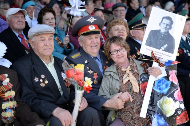 Шествие "Бессмертного полка" в Барнауле 9 мая 2015 года.