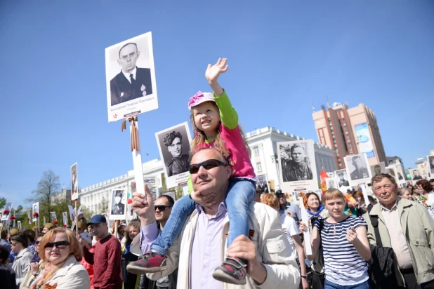 Шествие "Бессмертного полка" в Барнауле 9 мая 2015 года.