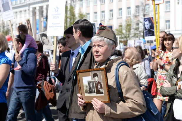 Шествие "Бессмертного полка" в Барнауле 9 мая 2015 года.