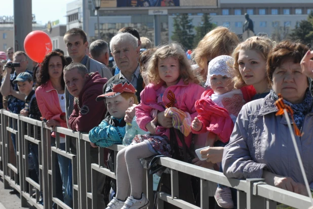 Шествие "Бессмертного полка" в Барнауле 9 мая 2015 года.