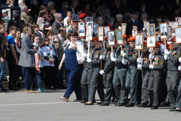 Шествие "Бессмертного полка" в Барнауле 9 мая 2015 года.