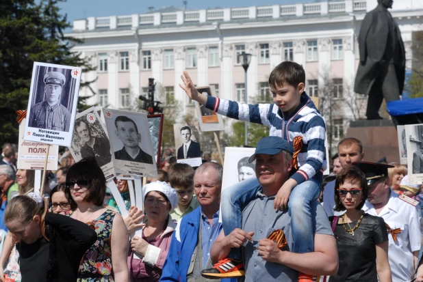 Шествие "Бессмертного полка" в Барнауле 9 мая 2015 года.