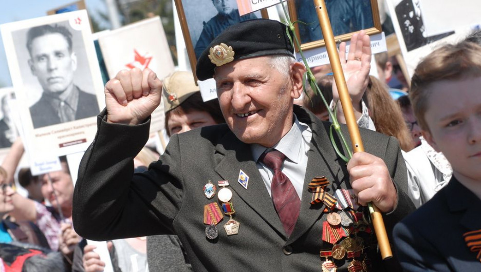 Шествие "Бессмертного полка" в Барнауле 9 мая 2015 года.
