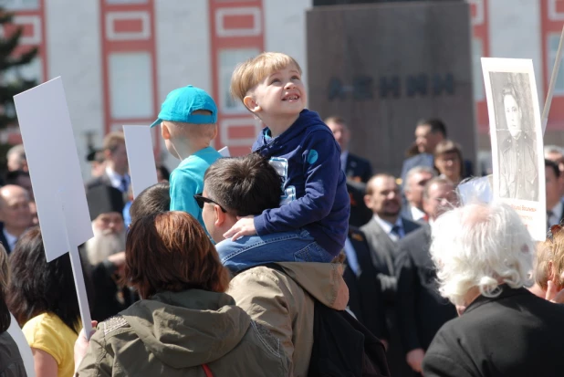 Шествие "Бессмертного полка" в Барнауле 9 мая 2015 года.