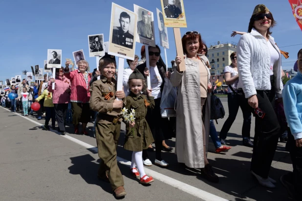 Дети на шествии "Бессмертного полка" в Барнауле 9 мая 2015 года.