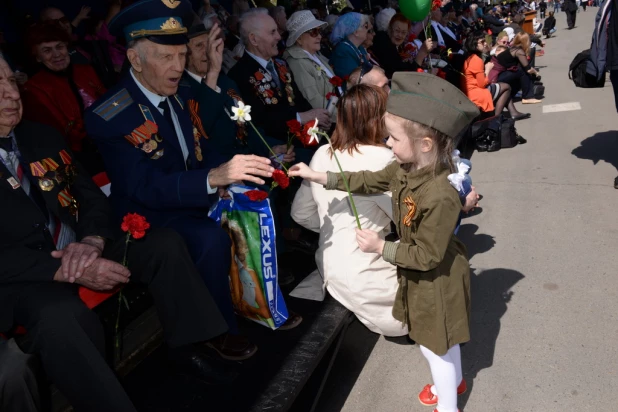 Дети на шествии "Бессмертного полка" в Барнауле 9 мая 2015 года.