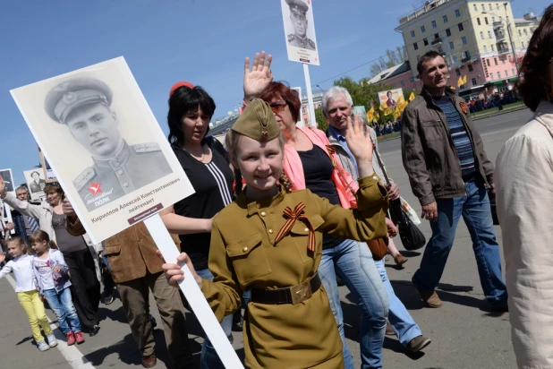 Дети на шествии "Бессмертного полка" в Барнауле 9 мая 2015 года.