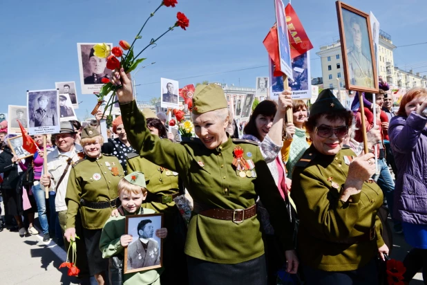 Дети на шествии "Бессмертного полка" в Барнауле 9 мая 2015 года.