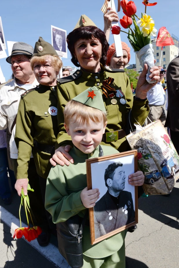 Дети на шествии "Бессмертного полка" в Барнауле 9 мая 2015 года.