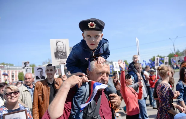 Дети на шествии "Бессмертного полка" в Барнауле 9 мая 2015 года.