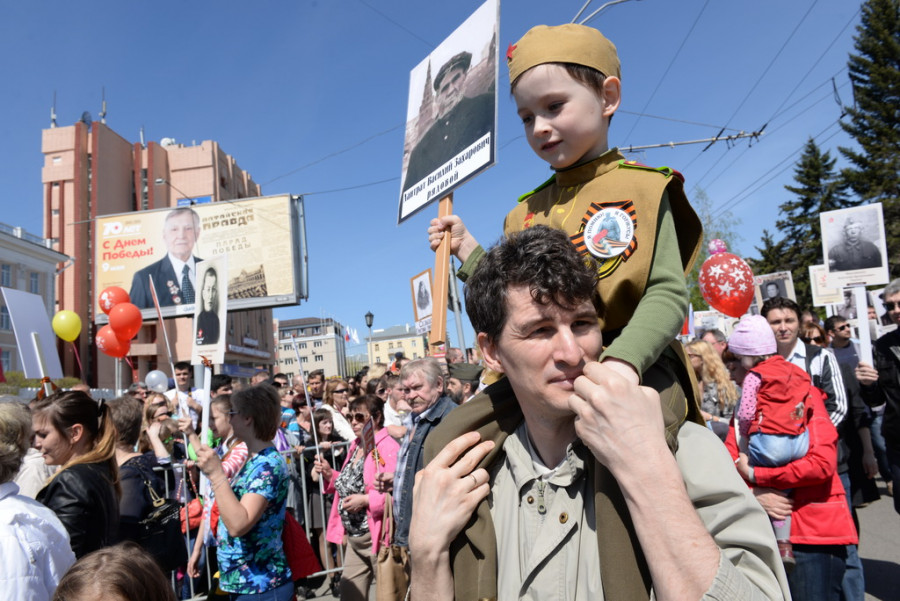 Дети на шествии &quot;Бессмертного полка&quot; в Барнауле 9 мая 2015 года.