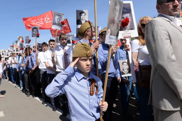 Дети на шествии "Бессмертного полка" в Барнауле 9 мая 2015 года.