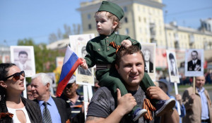 Дети на шествии "Бессмертного полка" в Барнауле 9 мая 2015 года.