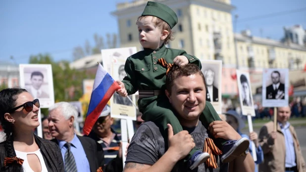 Дети на шествии "Бессмертного полка" в Барнауле 9 мая 2015 года.