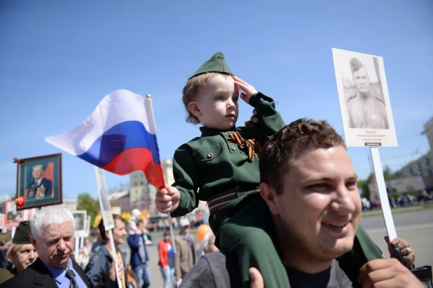 Дети на шествии "Бессмертного полка" в Барнауле 9 мая 2015 года.