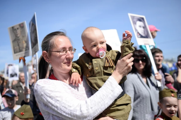 Дети на шествии "Бессмертного полка" в Барнауле 9 мая 2015 года.