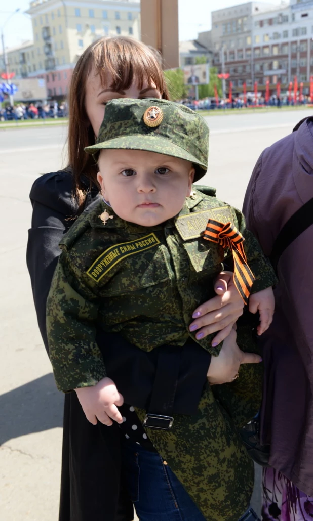 Дети на шествии "Бессмертного полка" в Барнауле 9 мая 2015 года.