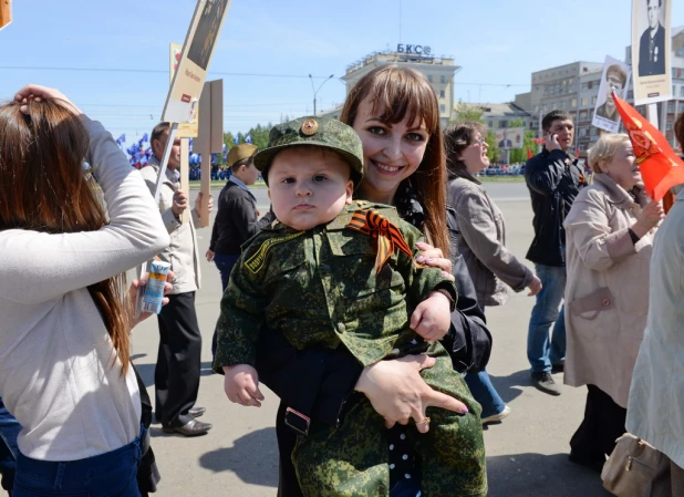 Дети на шествии "Бессмертного полка" в Барнауле 9 мая 2015 года.