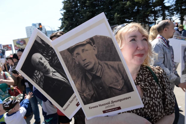 Тысячи граждан расписались на "Стене памяти" в Барнауле 9 мая 2015 года.