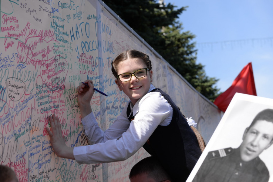 Тысячи граждан расписались на &quot;Стене памяти&quot; в Барнауле 9 мая 2015 года.