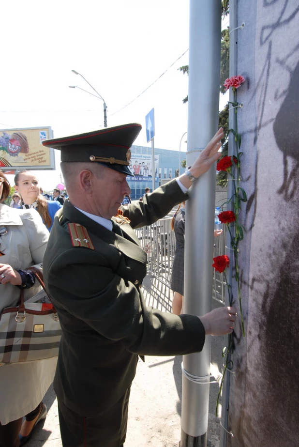 Тысячи граждан расписались на "Стене памяти" в Барнауле 9 мая 2015 года.