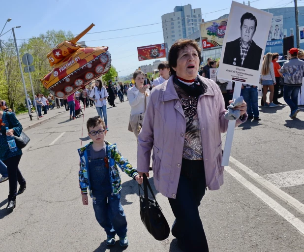 Народные гуляния на 9 мая 2015 года в Барнауле.