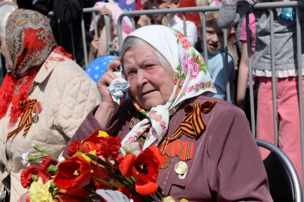 Народные гуляния на 9 мая 2015 года в Барнауле.