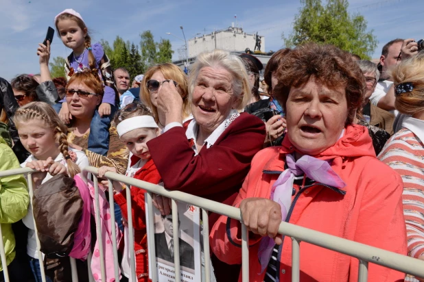 Народные гуляния на 9 мая 2015 года в Барнауле.