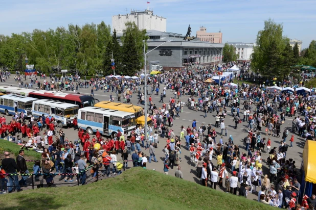 Народные гуляния на 9 мая 2015 года в Барнауле.