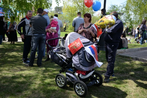 Народные гуляния на 9 мая 2015 года в Барнауле.