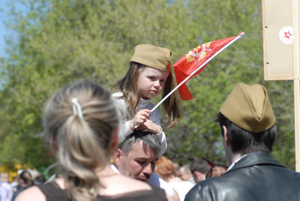 Народные гуляния на 9 мая 2015 года в Барнауле.